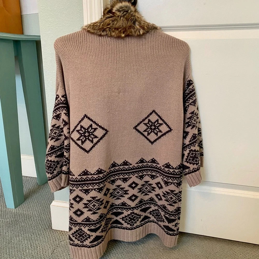 Forever 21 - Faux Fur Knitted Sweater - In great condition!